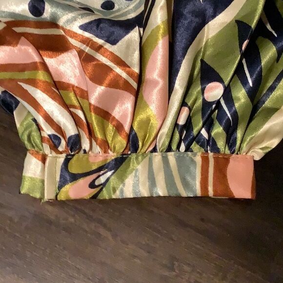 Truth Women’s large balloon puff sleeve hook/ loop closure tie front cropped top - Picture 13 of 16